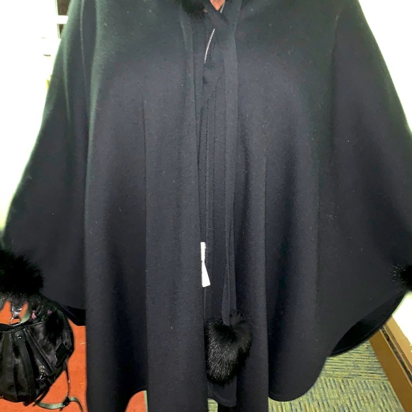 Black fur cape with pompoms from Italy - Picture 1 of 2